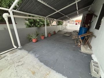 Gran residencia en la Col. Unidad Nacional. Incluye todo el mobiliario y equipo!