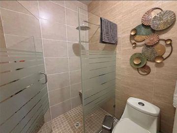 Gran residencia en la Col. Unidad Nacional. Incluye todo el mobiliario y equipo!