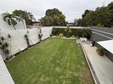 Gran residencia en la Col. Unidad Nacional. Incluye todo el mobiliario y equipo!