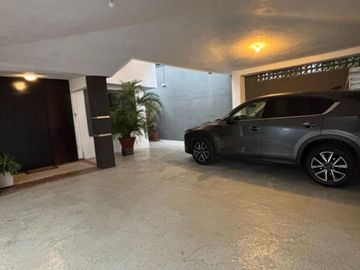 Gran residencia en la Col. Unidad Nacional. Incluye todo el mobiliario y equipo!