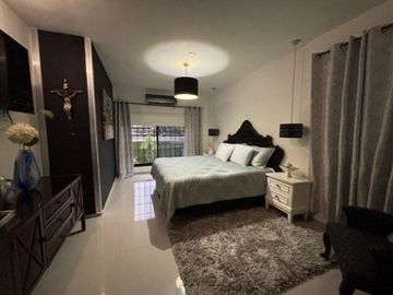Gran residencia en la Col. Unidad Nacional. Incluye todo el mobiliario y equipo!