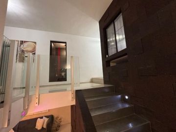 Gran residencia en la Col. Unidad Nacional. Incluye todo el mobiliario y equipo!