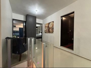 Gran residencia en la Col. Unidad Nacional. Incluye todo el mobiliario y equipo!