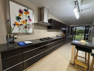 Gran residencia en la Col. Unidad Nacional. Incluye todo el mobiliario y equipo!