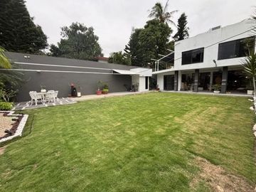 Gran residencia en la Col. Unidad Nacional. Incluye todo el mobiliario y equipo!