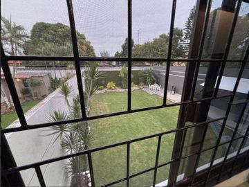 Gran residencia en la Col. Unidad Nacional. Incluye todo el mobiliario y equipo!