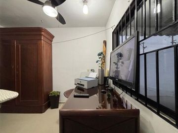 Gran residencia en la Col. Unidad Nacional. Incluye todo el mobiliario y equipo!