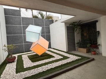 Gran residencia en la Col. Unidad Nacional. Incluye todo el mobiliario y equipo!