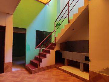 VENTA DE CASA DE 3 PISOS EN VILLA HEROES DEL CENEPA - CONO SUR