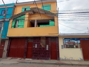 VENTA DE CASA DE 3 PISOS EN VILLA HEROES DEL CENEPA - CONO SUR