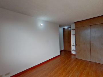 Apartamento en Venta  Hayuelos  74m2, parqueadero cubierto $386.000.000 Documentos al día -Cel.: 321237----