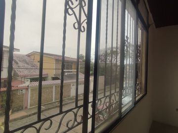 SE VENDE CASA CON 2 DEPARTAMENTOS EN LA SAIBA, SUR DE GUAYAAQUIL