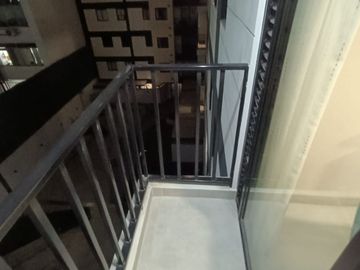 🏡 ¡ALQUILO DEPARTAMENTO SEMIAMOBLADO CON 3 DORMITORIOS CON BALCÓN CON VISTA INTERNA DENTRO DE EDIFICIO MODERNO FRENTE A CIRCUITO MÁGICO DEL AGUA!