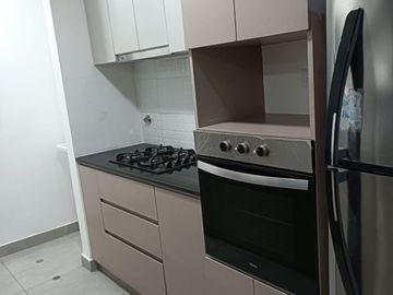 🏡 ¡ALQUILO DEPARTAMENTO SEMIAMOBLADO CON 3 DORMITORIOS CON BALCÓN CON VISTA INTERNA DENTRO DE EDIFICIO MODERNO FRENTE A CIRCUITO MÁGICO DEL AGUA!
