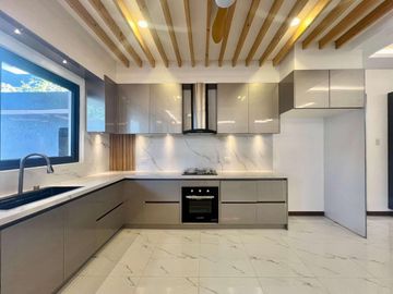 FOR SALE: 7-Bedroom Townhouse / Duplex in Multinational Village, Parañaque City - MCV