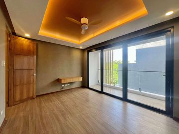 FOR SALE: 7-Bedroom Townhouse / Duplex in Multinational Village, Parañaque City - MCV