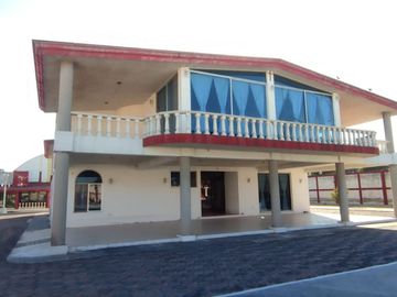Casa con 4 villas amplio estacionamiento alberca con 4000 m2 en Cuautlancingo