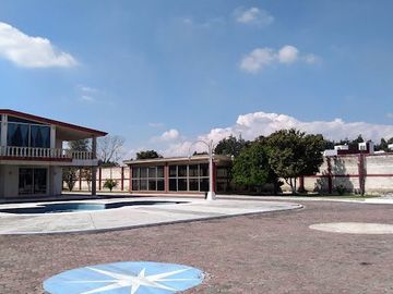 Casa con 4 villas amplio estacionamiento alberca con 4000 m2 en Cuautlancingo