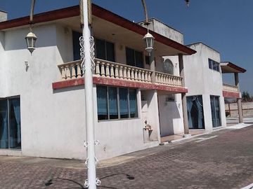 Casa con 4 villas amplio estacionamiento alberca con 4000 m2 en Cuautlancingo