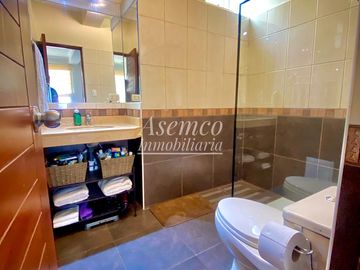 Ocasión!! VENTA DE MODERNO y AMPLIO DEPARTAMENTO EN SURCO CON DOS ESTACIONAMIENTOS