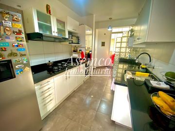 Ocasión!! VENTA DE MODERNO y AMPLIO DEPARTAMENTO EN SURCO CON DOS ESTACIONAMIENTOS