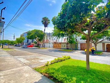Ocasión!! VENTA DE MODERNO y AMPLIO DEPARTAMENTO EN SURCO CON DOS ESTACIONAMIENTOS
