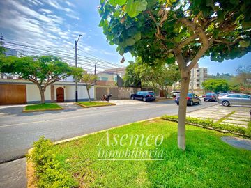 Ocasión!! VENTA DE MODERNO y AMPLIO DEPARTAMENTO EN SURCO CON DOS ESTACIONAMIENTOS