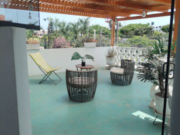 Venta de Hermosa Casa frente al Parque en los Cedros