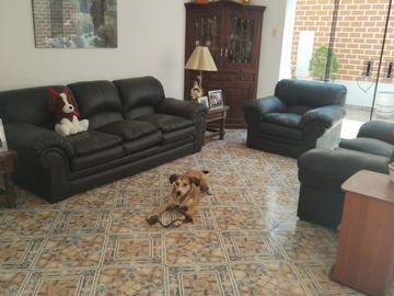Venta de Hermosa Casa frente al Parque en los Cedros