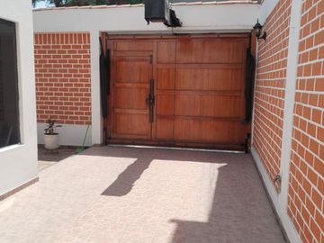 Venta de Hermosa Casa frente al Parque en los Cedros