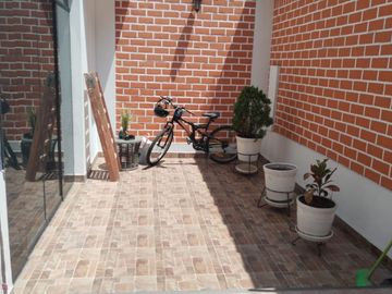 Venta de Hermosa Casa frente al Parque en los Cedros