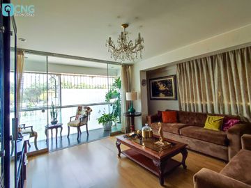 Amplio departamento en primer piso, frente parque, con 3 cocheras - Valle Hermoso
