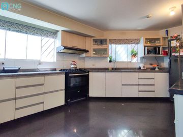 Amplio departamento en primer piso, frente parque, con 3 cocheras - Valle Hermoso