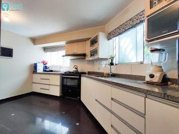 Amplio departamento en primer piso, frente parque, con 3 cocheras - Valle Hermoso