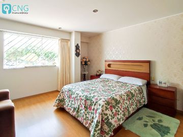 Amplio departamento en primer piso, frente parque, con 3 cocheras - Valle Hermoso