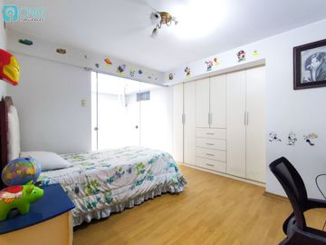 Amplio departamento en primer piso, frente parque, con 3 cocheras - Valle Hermoso