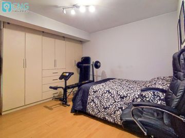 Amplio departamento en primer piso, frente parque, con 3 cocheras - Valle Hermoso