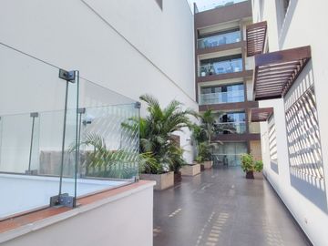 Amplio departamento en primer piso, frente parque, con 3 cocheras - Valle Hermoso