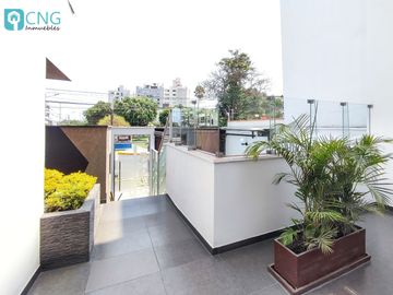 Amplio departamento en primer piso, frente parque, con 3 cocheras - Valle Hermoso