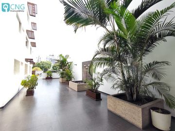 Amplio departamento en primer piso, frente parque, con 3 cocheras - Valle Hermoso