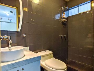 Amplio departamento en primer piso, frente parque, con 3 cocheras - Valle Hermoso