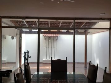 Vendo Casa en Calle San Luis cuadra 2, Urb. Centro Comercial Monterrico, Santiago de Surco