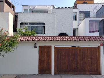 Vendo Casa en Calle San Luis cuadra 2, Urb. Centro Comercial Monterrico, Santiago de Surco