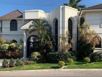 !HERMOSA RESIDENCIA DE DOS PLANTAS EN ESQUINA ZONA DORADA DE TAMPICO!!