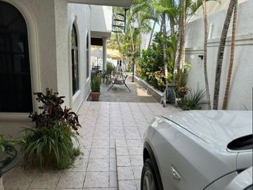 !HERMOSA RESIDENCIA DE DOS PLANTAS EN ESQUINA ZONA DORADA DE TAMPICO!!