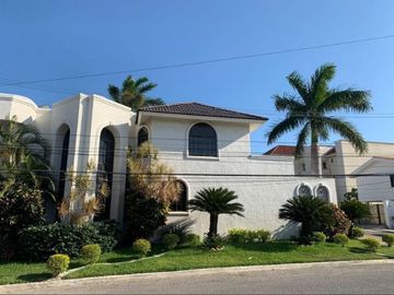 !HERMOSA RESIDENCIA DE DOS PLANTAS EN ESQUINA ZONA DORADA DE TAMPICO!!