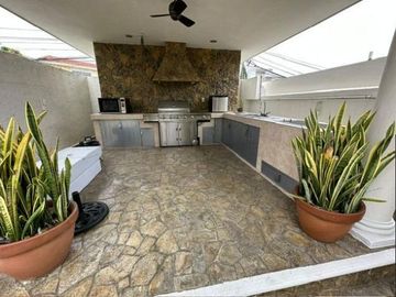 !HERMOSA RESIDENCIA DE DOS PLANTAS EN ESQUINA ZONA DORADA DE TAMPICO!!