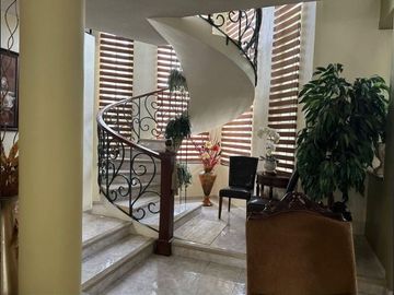 !HERMOSA RESIDENCIA DE DOS PLANTAS EN ESQUINA ZONA DORADA DE TAMPICO!!