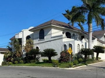 !HERMOSA RESIDENCIA DE DOS PLANTAS EN ESQUINA ZONA DORADA DE TAMPICO!!