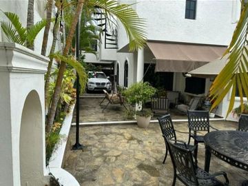 !HERMOSA RESIDENCIA DE DOS PLANTAS EN ESQUINA ZONA DORADA DE TAMPICO!!